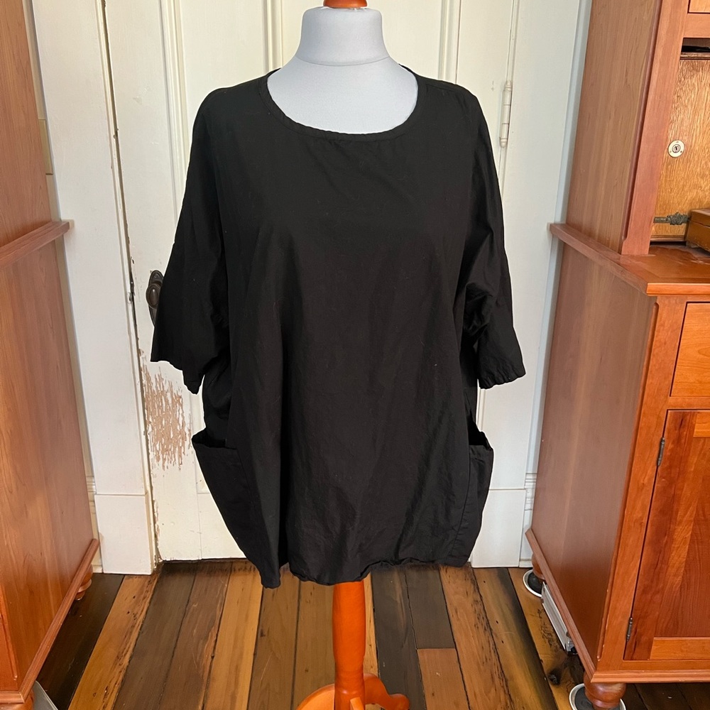 Black, Cut Loose, cotton tunic with deep pockets in front